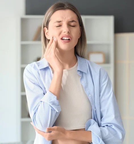 girl facing teeth pain